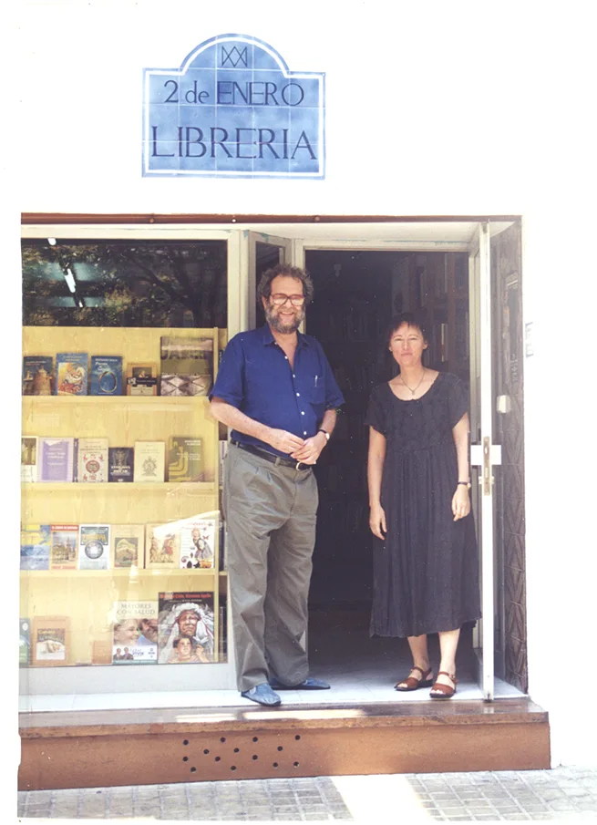 Federico González y María Victoria Espín en la puerta de la Librería 2 de Enero, en Zaragoza.