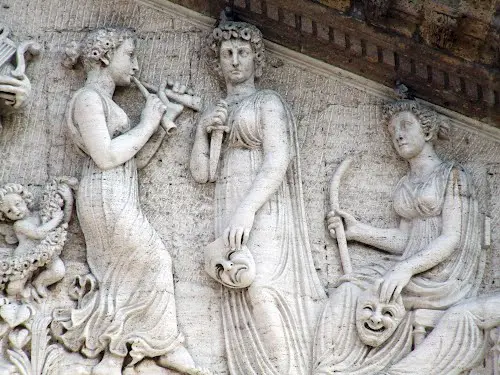 Relieve romano con escena de las musas del teatro