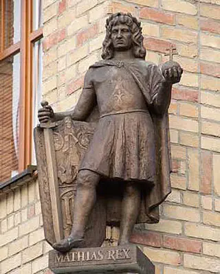 Estatua de bronce con la figura de Matías en la esquina de un edificio de Transilvania.

