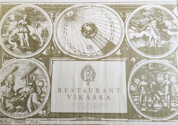 Mantel del restaurante Vikarka de Praga con ilustraciones de Atalanta Fugiens de Michael Maier.